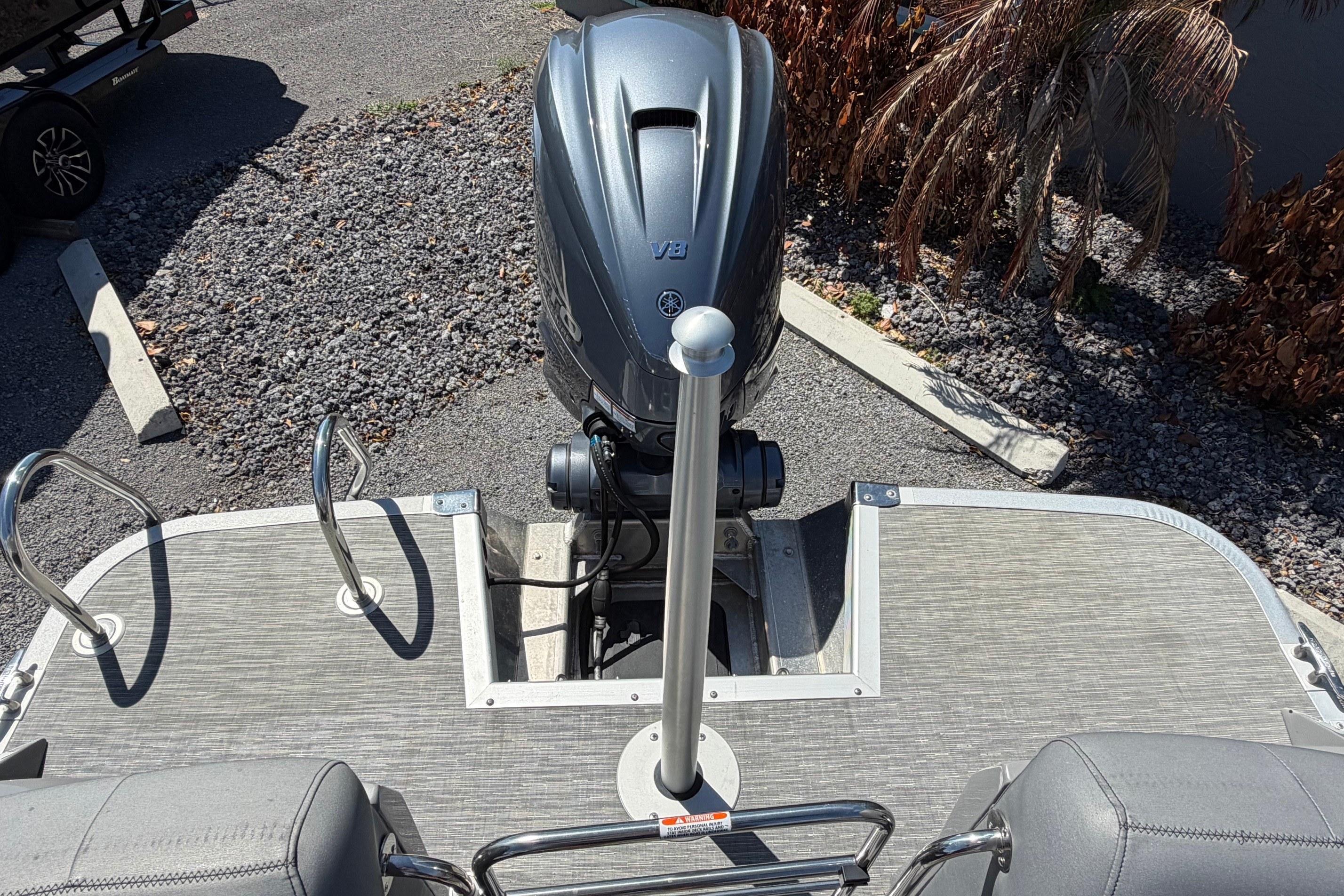 2022 Bennington 25 QX boat with outboard motor and swim platform.